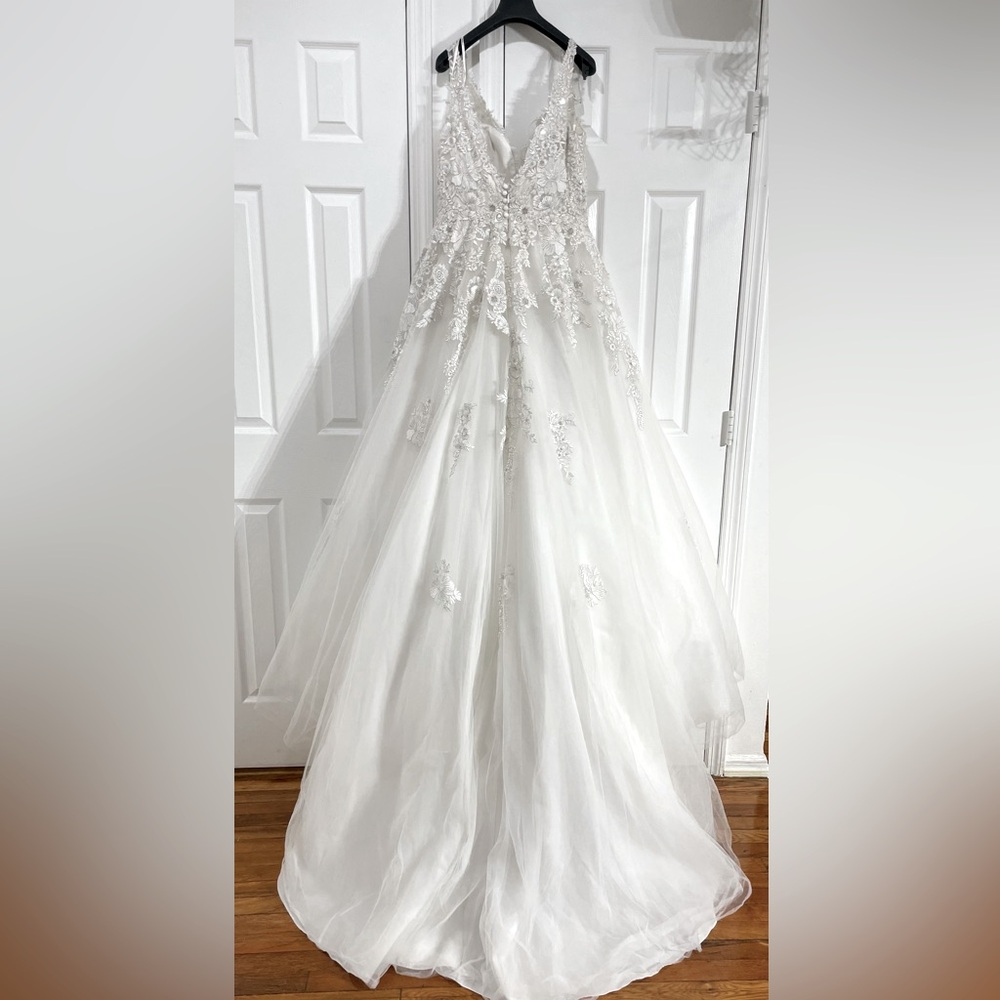 Elegant White Lace Wedding Gown
